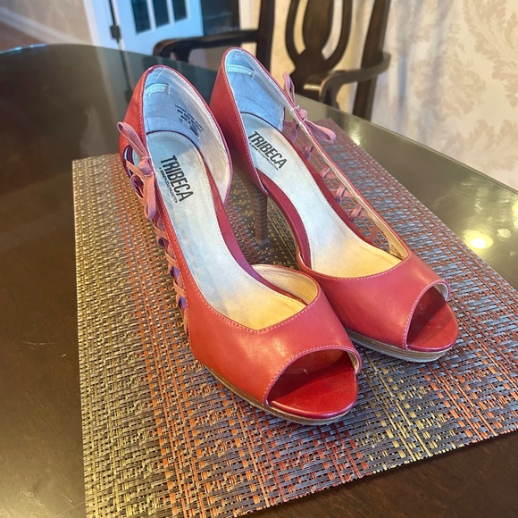 Tribeca by Kenneth Cole Red Leather Peep Toe Pumps with Lattice Details Size 10 - Picture 2 of 9